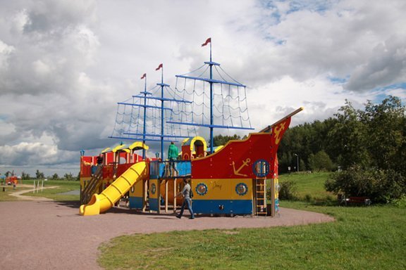 Детский игровой комплекс в парке